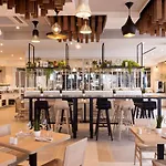 Hilton Garden Centre לה האברה