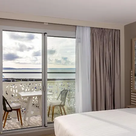 Hilton Garden Centre Hotel