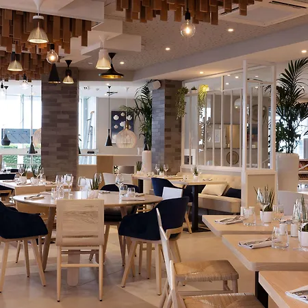 Hilton Garden Centre לה האברה