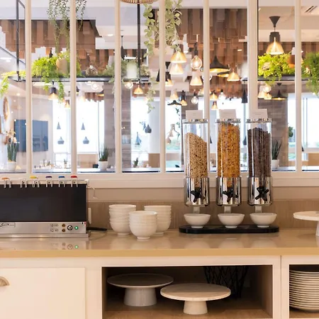 מלון Hilton Garden Centre 4*